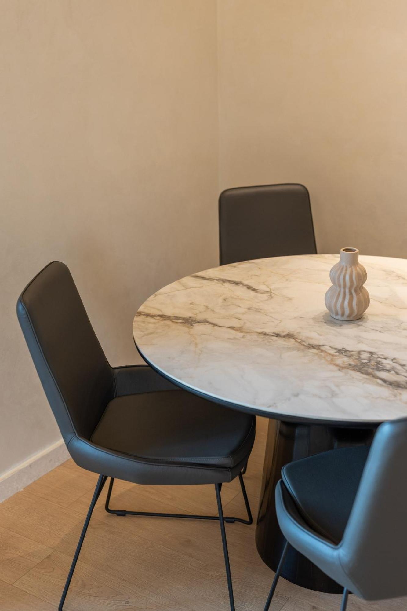 Central Inn, New Bazaar Apartment Тирана Экстерьер фото